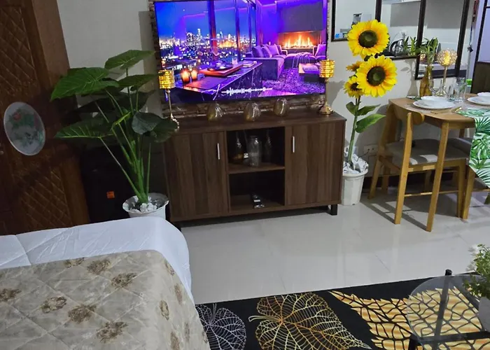 Cozy Dark Luxe Near Airport Hotel